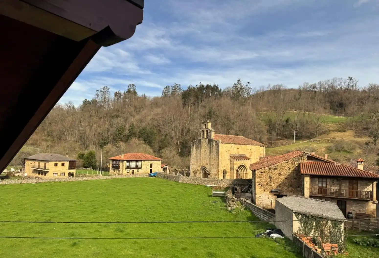 Vista exterior de Casa adosada en venda en Molledo amb Calefacció, Jardí privat i Parquet