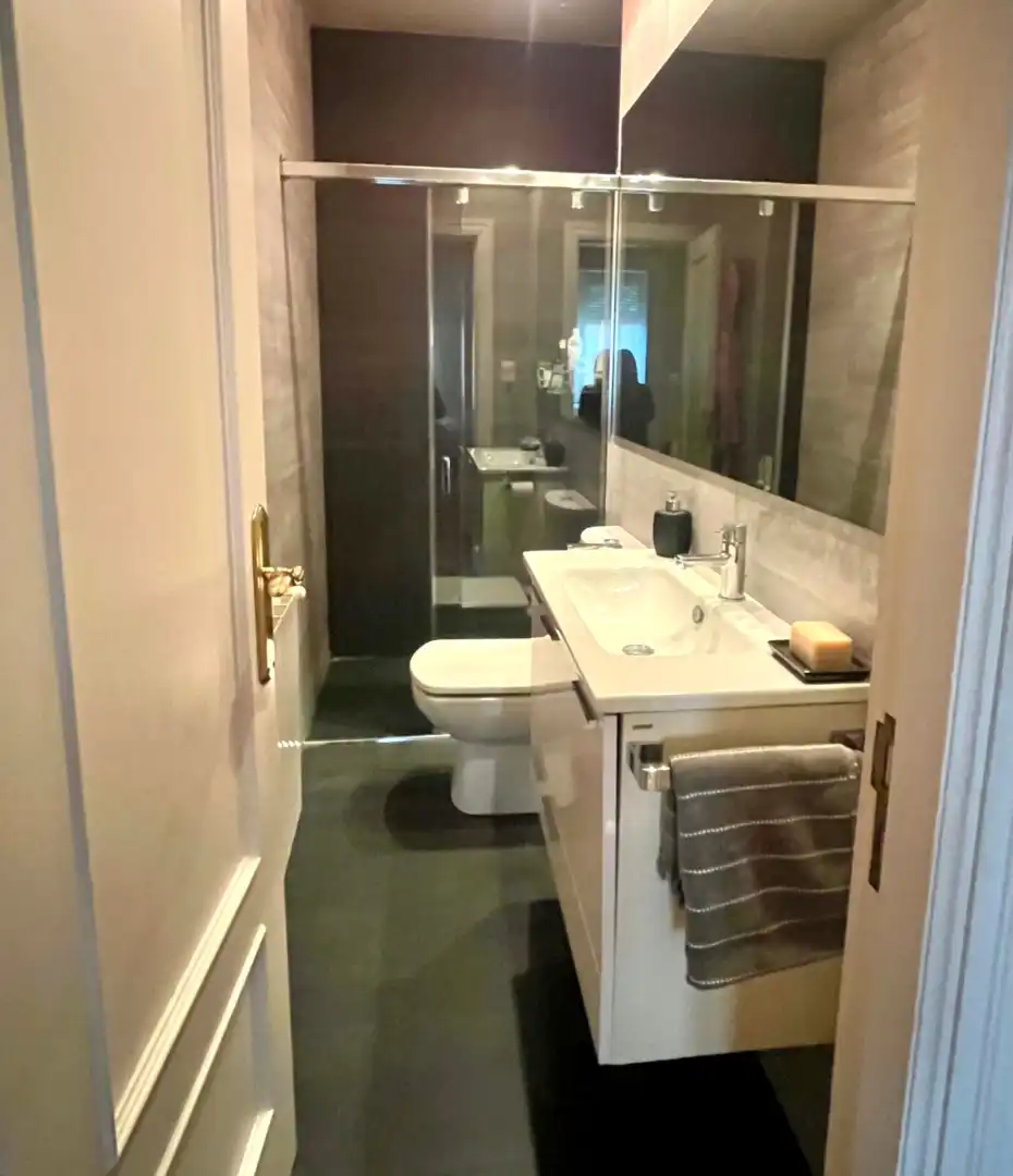Bathroom of Flat for sale in Bilbao   with Heating, Furnished and Oven