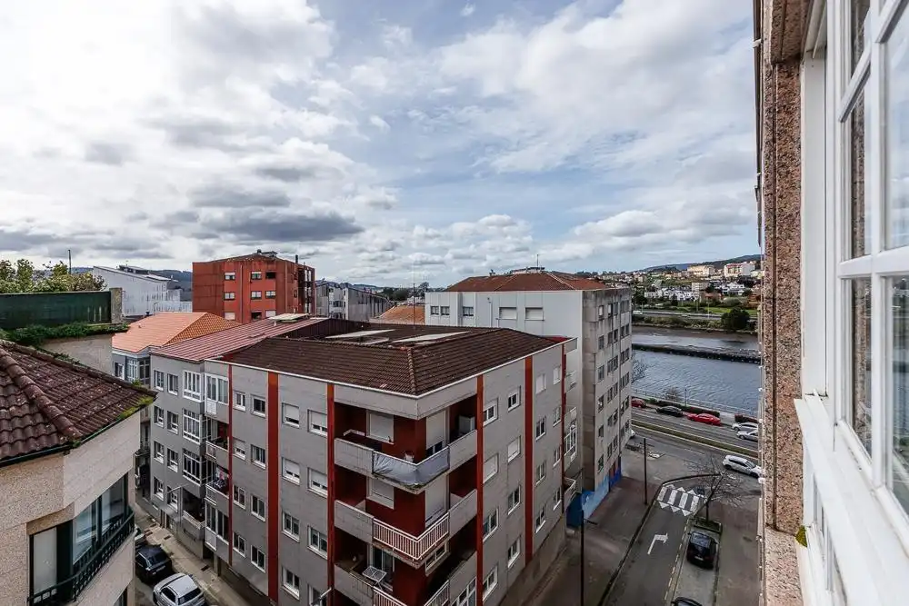 Vista exterior de Pis en venda en Pontevedra Capital  amb Aire condicionat, Calefacció i Terrassa