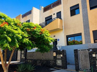 Maison mitoyenne avec balcon à vendre à Calle Labrusca