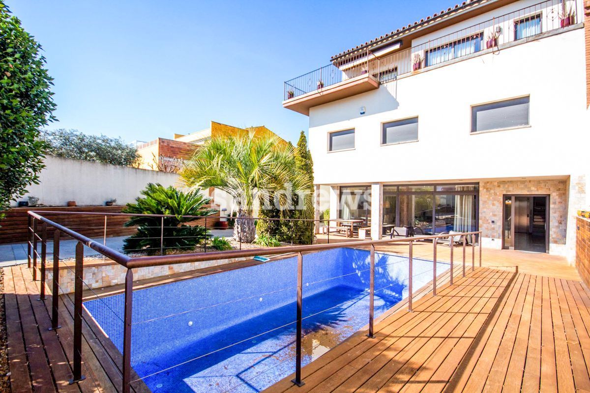 Piscina de Casa adosada en venda en Vilafant amb Aire condicionat, Calefacció i Jardí privat