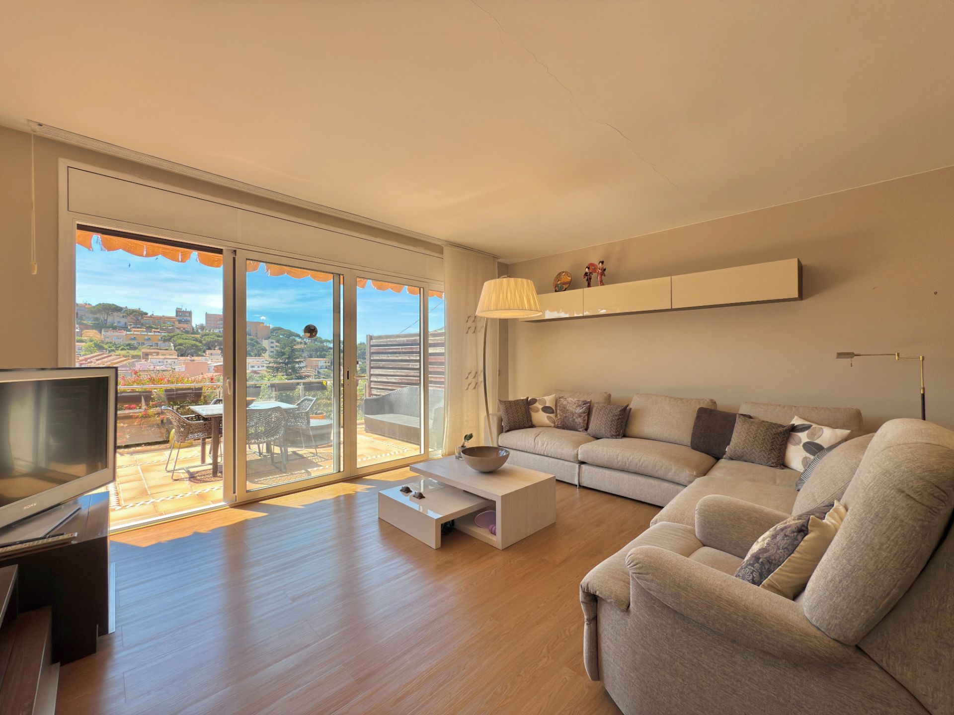 Sala d'estar de Casa adosada en venda en Sant Feliu de Guíxols amb Calefacció, Parquet i Terrassa