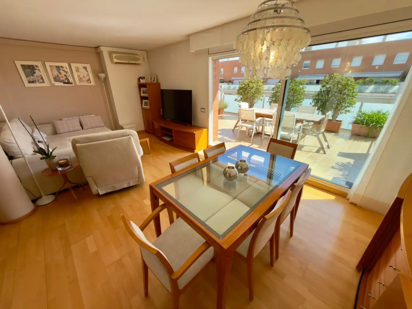 Sala de estar de Ático en venta en Cornellà de Llobregat con Aire acondicionado, Calefacción y Parquet