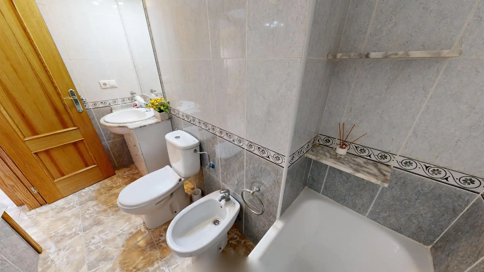 Baño de Apartamento en venta en Torrevieja con Amueblado, Balcón y Piscina comunitaria