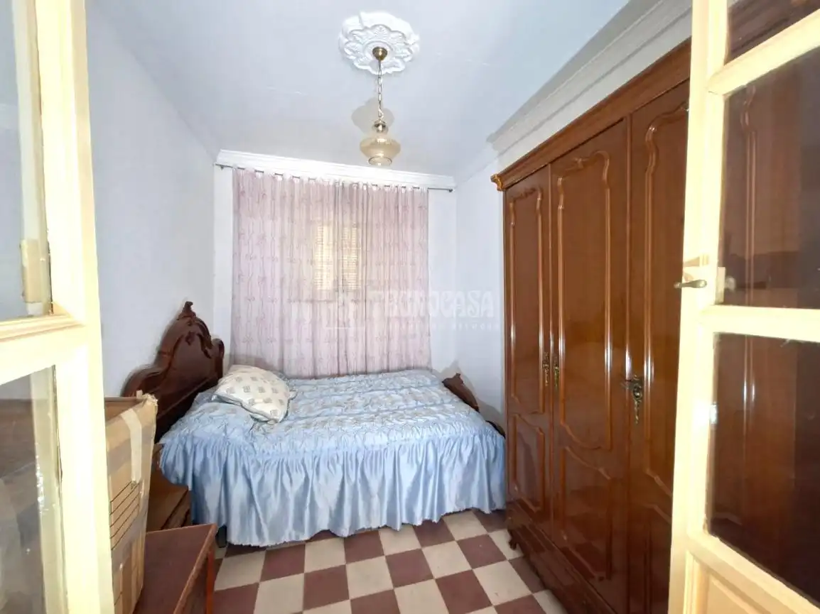 Dormitori de Casa adosada en venda en Guadix amb Balcó