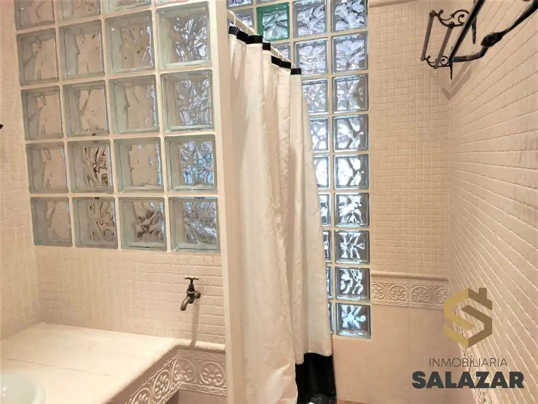 Badezimmer von Wohnungen zur Miete in Bilbao  mit Heizung und Balkon