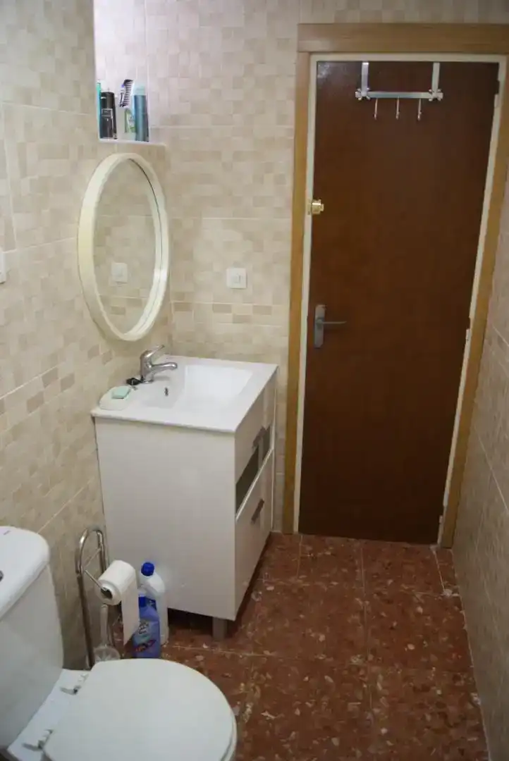Badezimmer von Wohnung zum Verkauf in Biel mit Klimaanlage, Privatgarten und Abstellraum