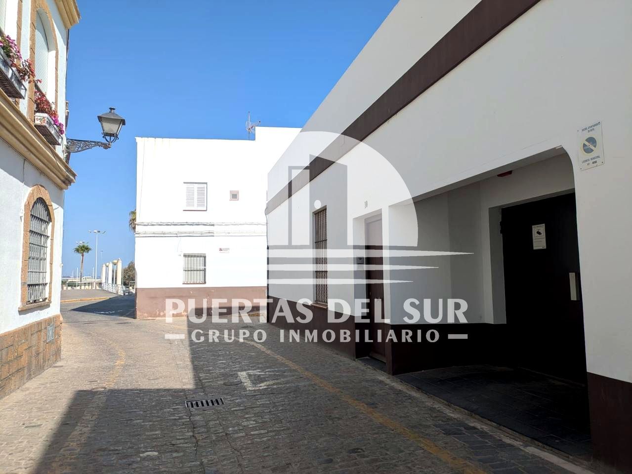 Exterior view of Garage for sale in Rota