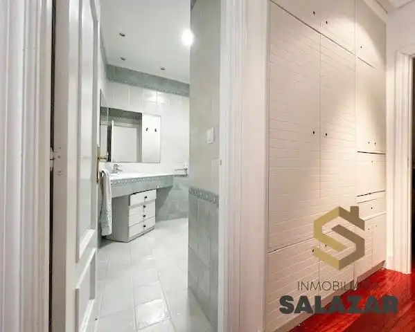 Baño de Piso de alquiler en Bilbao  con Calefacción y Balcón
