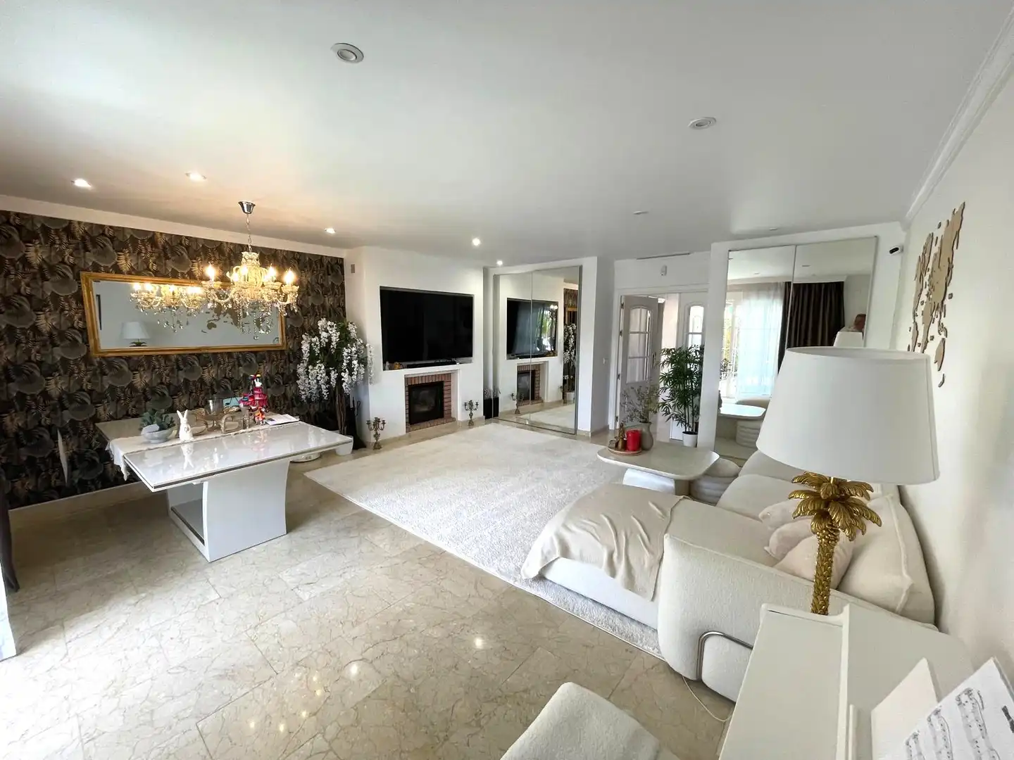 Sala d'estar de Casa adosada en venda en Mijas amb Aire condicionat, Jardí privat i Terrassa
