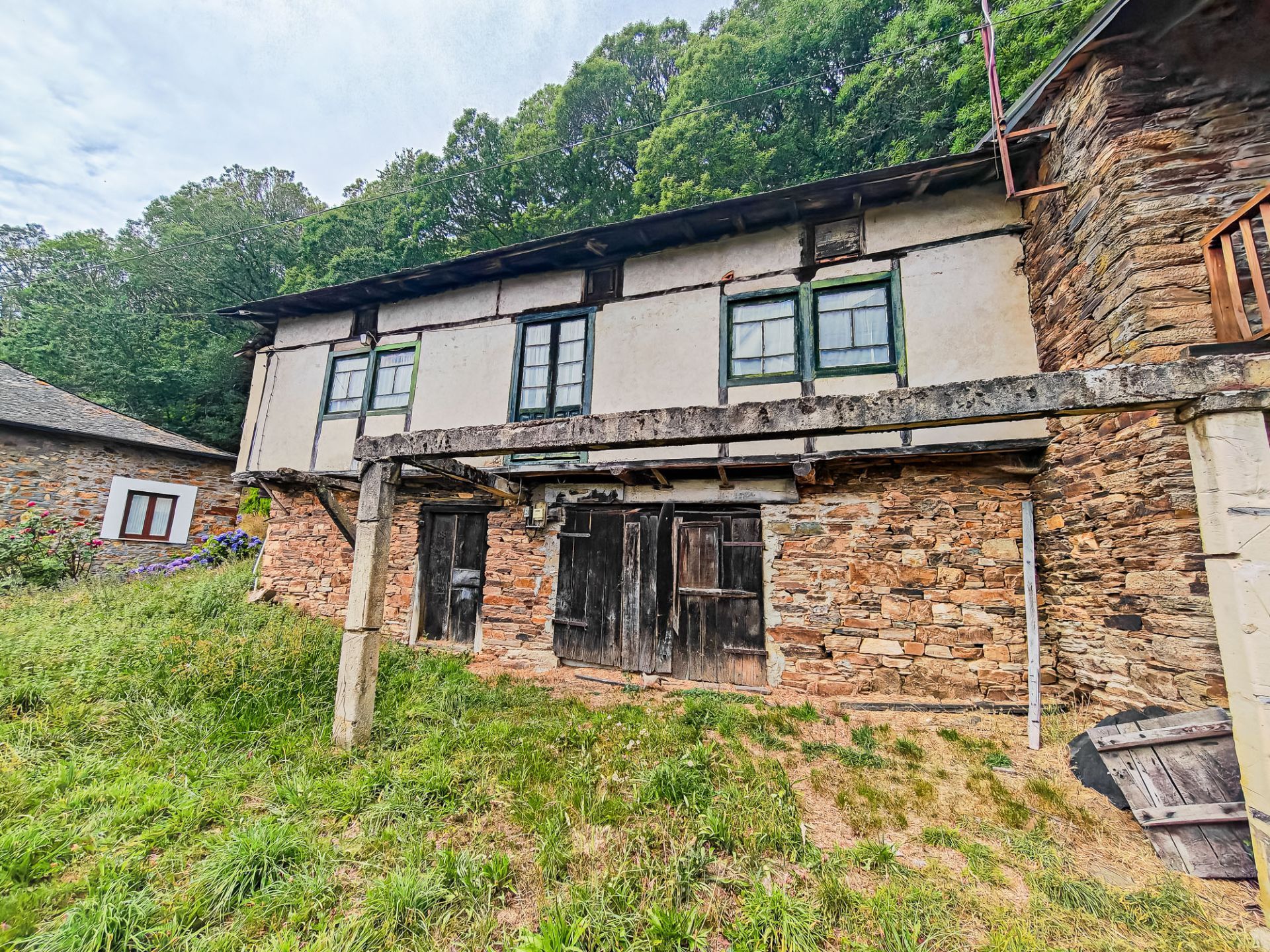 Exterior view of Country house for sale in Vega de Valcarce  with Private garden