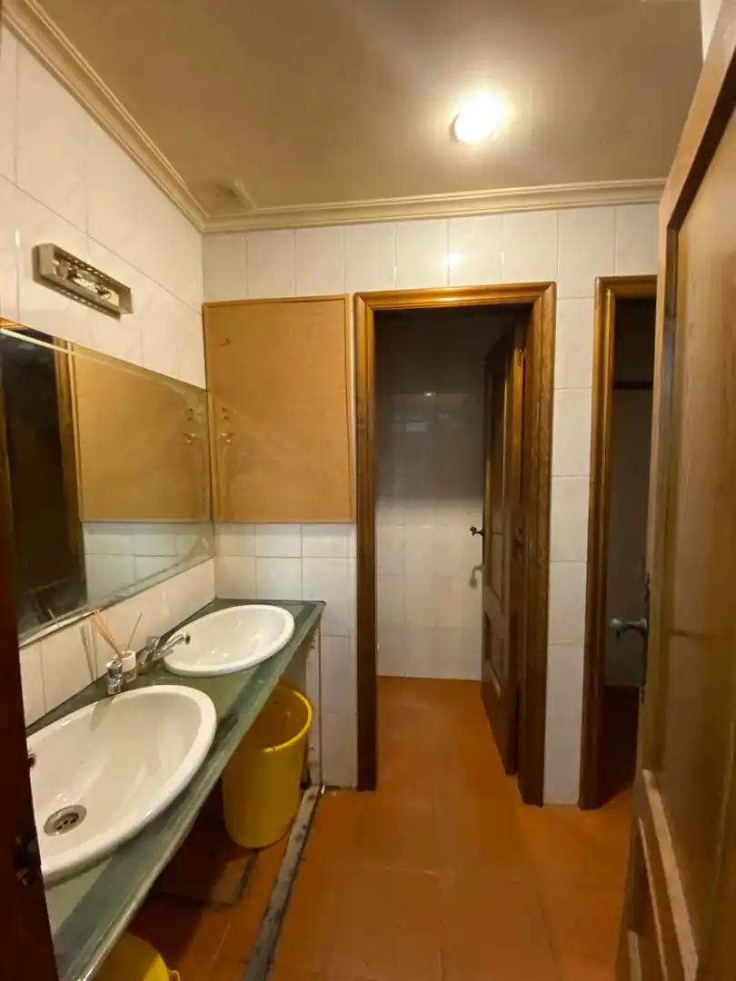 Baño de Local de alquiler en Ourense Capital  con Calefacción, Terraza y Amueblado