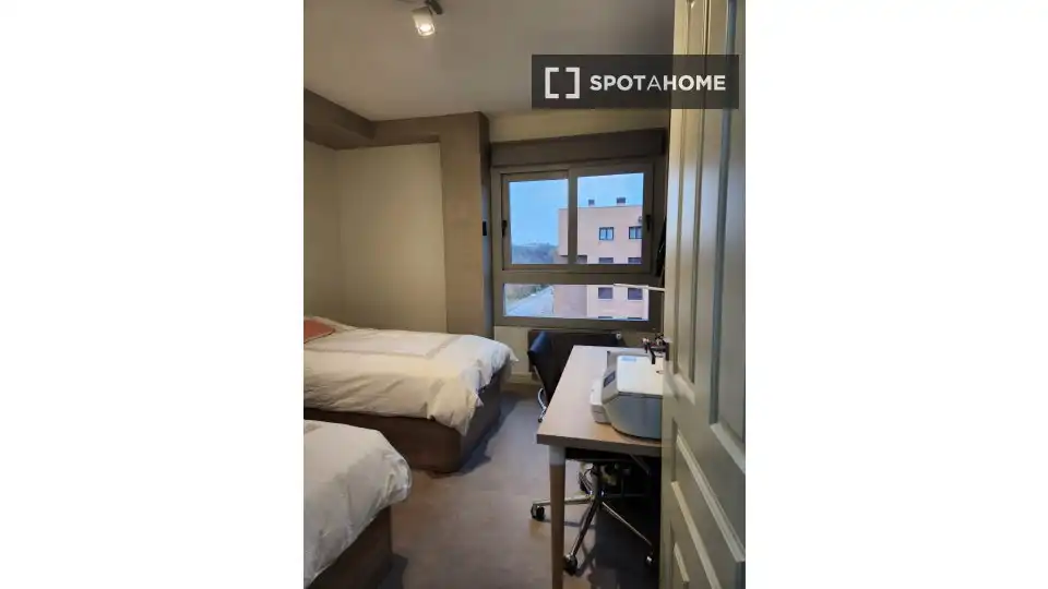 Bedroom of Flat for share in Madrid  with Air Conditioner, Heating and Furnished