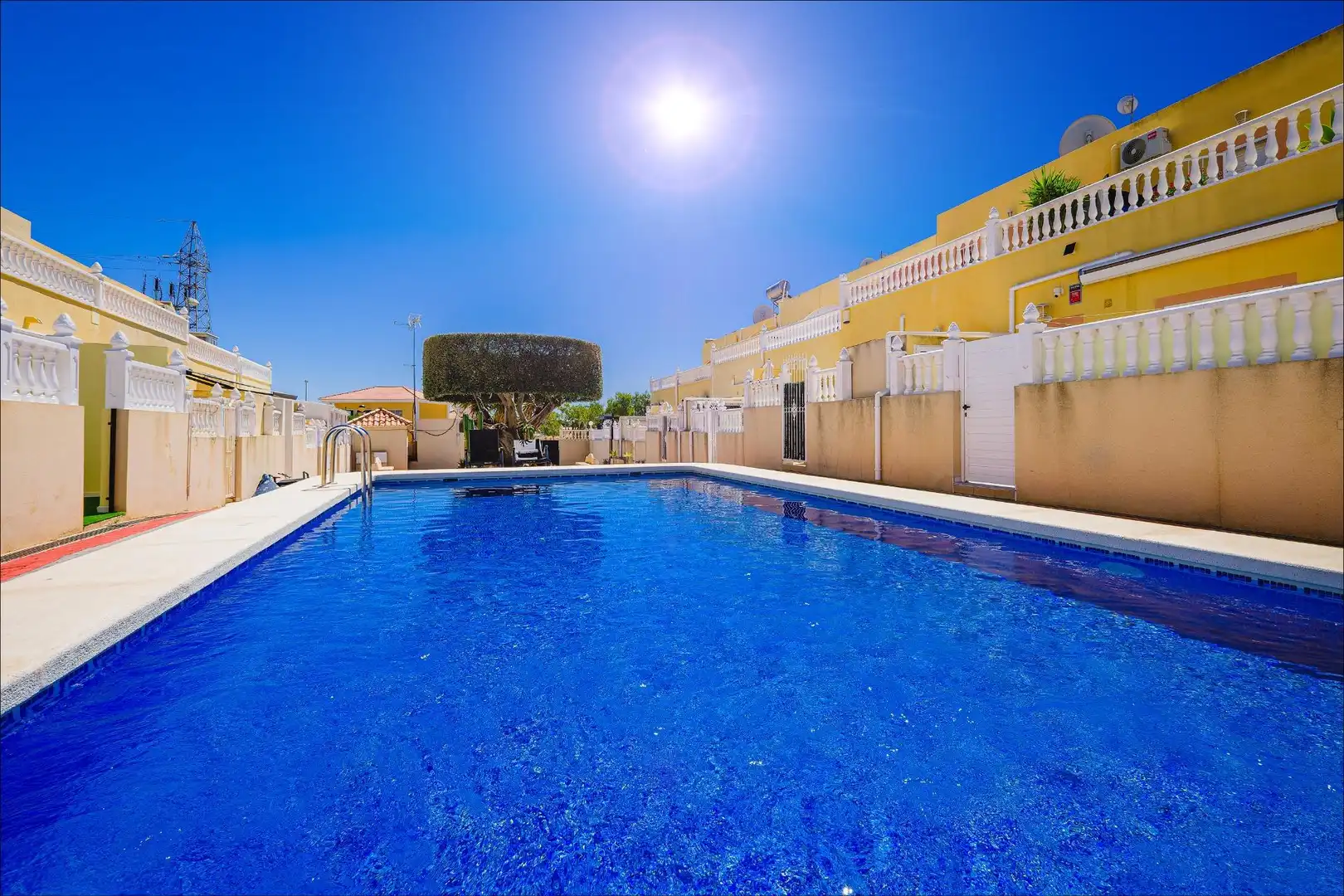 Piscina de Casa adosada en venta en Orihuela con Aire acondicionado, Calefacción y Jardín privado