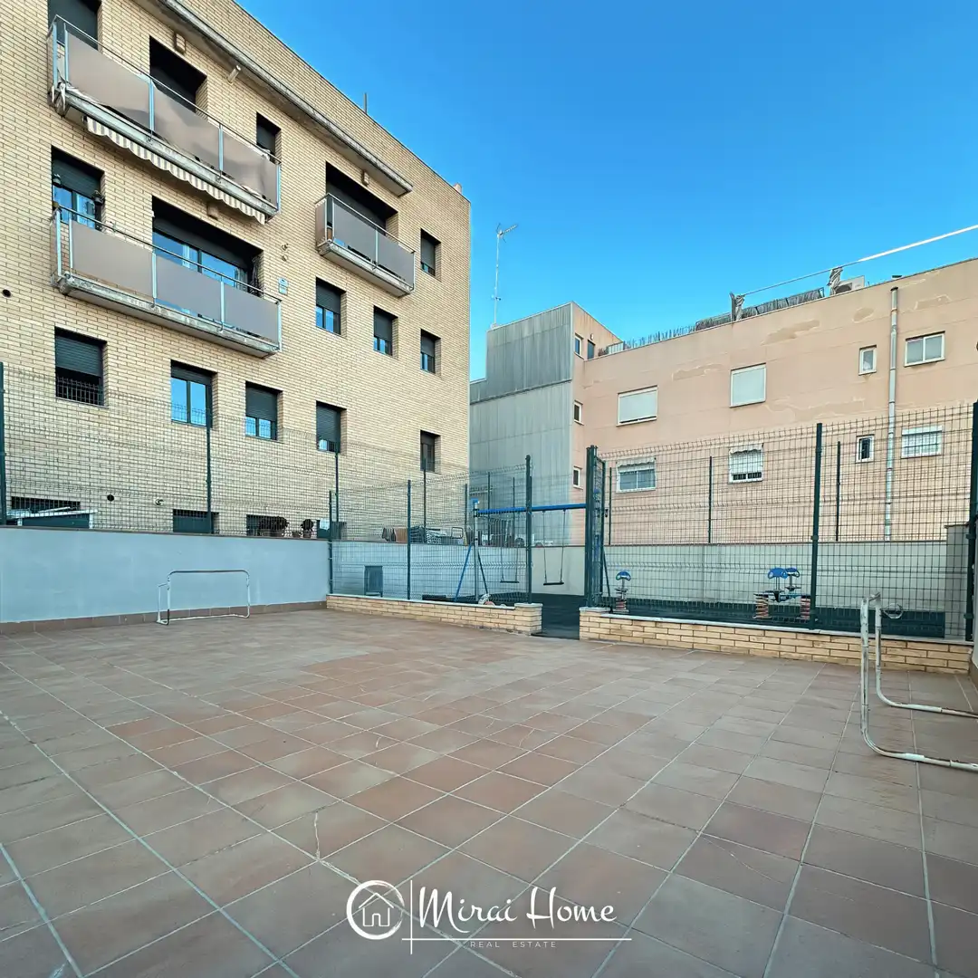 Vista exterior de Dúplex en venda en Santa Coloma de Gramenet amb Aire condicionat, Calefacció i Parquet