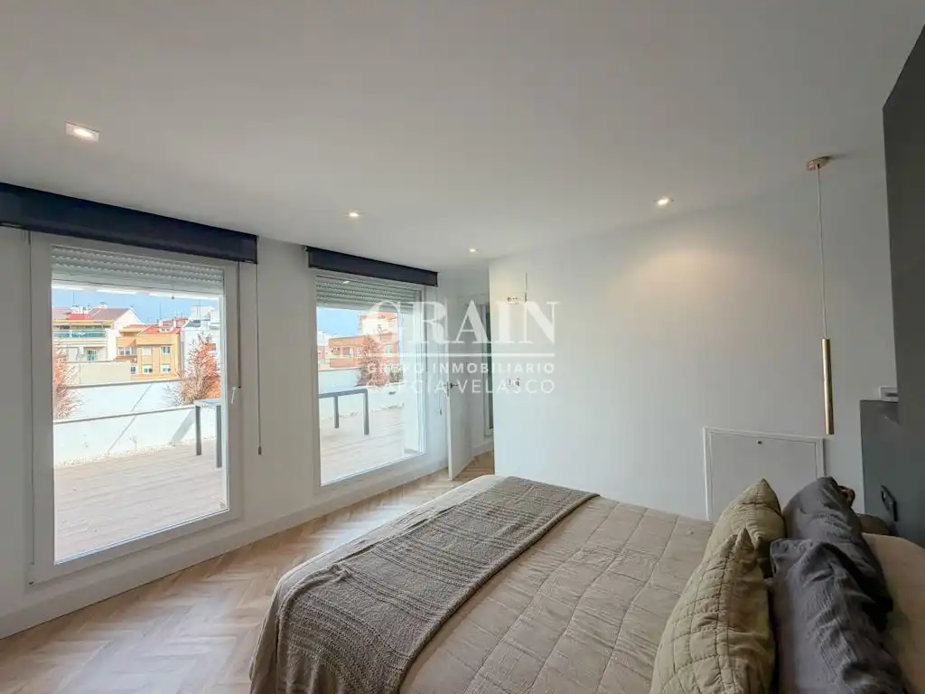 Schlafzimmer von Dachboden zur Miete in Albacete mit Heizung, Terrasse und Balkon