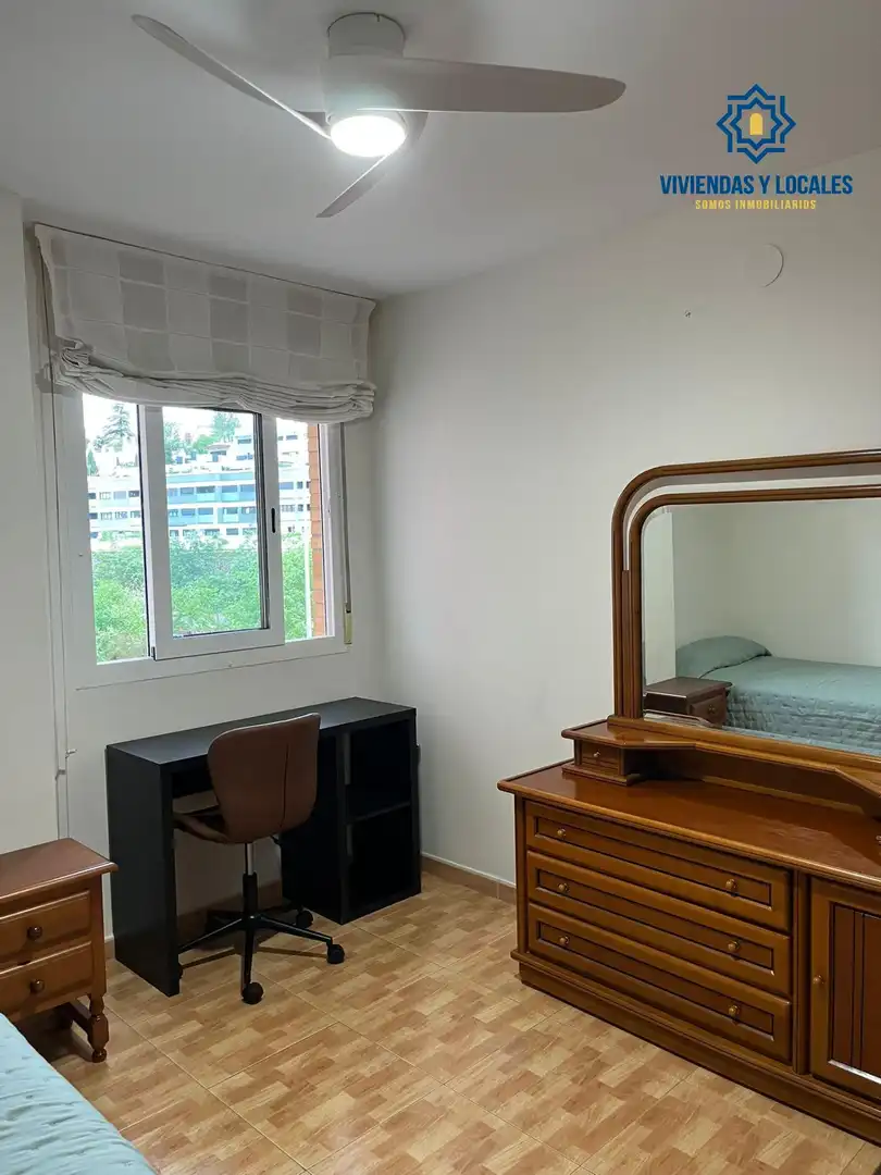 Habitación de Piso de alquiler en Granada con Aire acondicionado, Amueblado y Balcón