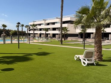 Baixos amb piscina en venda a El Raso