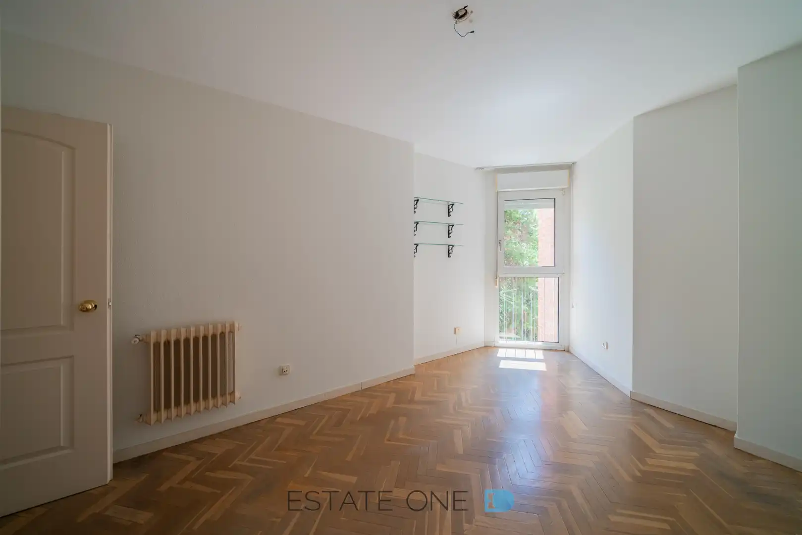 Sala de estar de Piso en venta en Pozuelo de Alarcón con Calefacción, Jardín privado y Parquet