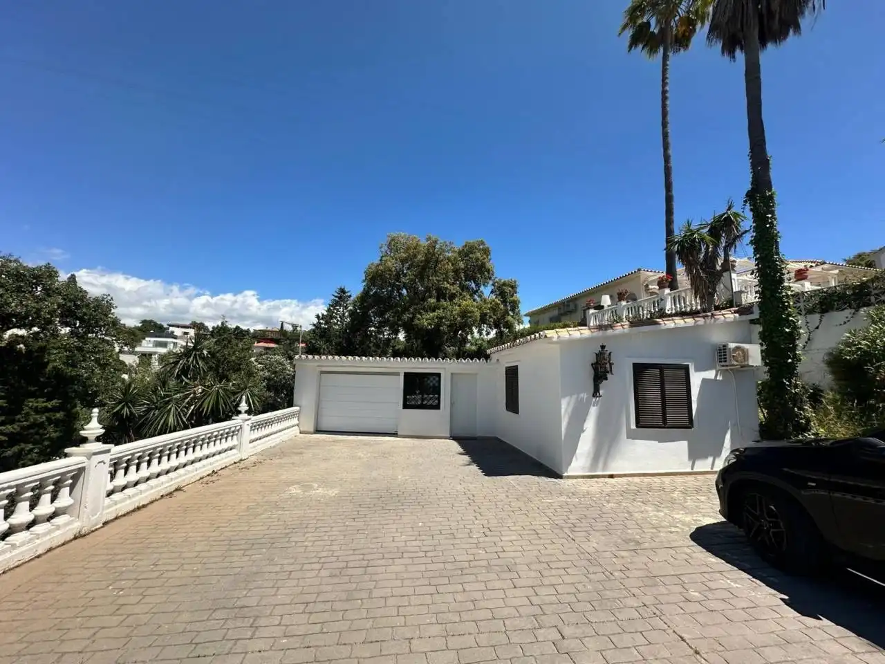 Vista exterior de Casa o xalet de lloguer en Marbella amb Jardí privat, Terrassa i Piscina