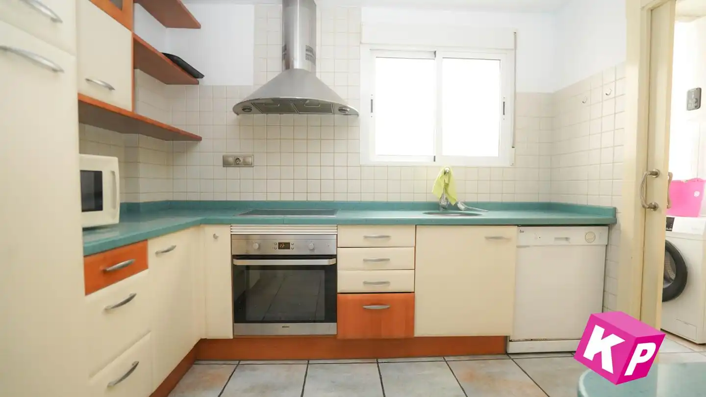 Küche von Wohnung zum Verkauf in Santa Pola mit Klimaanlage, Heizung und Terrasse