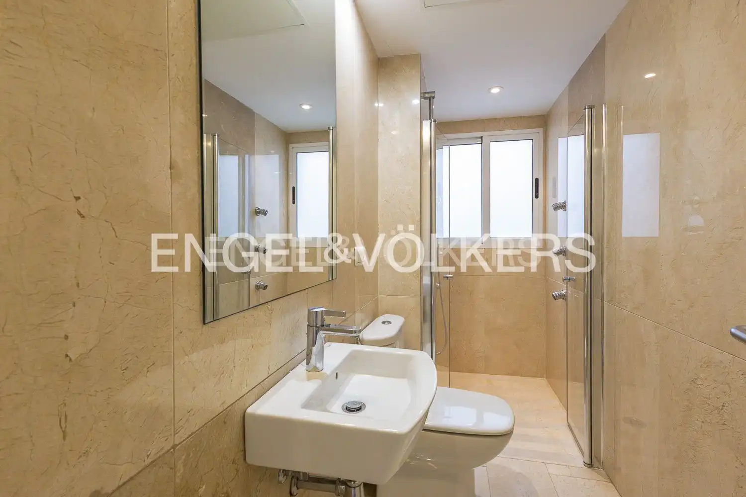 Baño de Piso en venta en Valencia con Aire acondicionado, Calefacción y Terraza