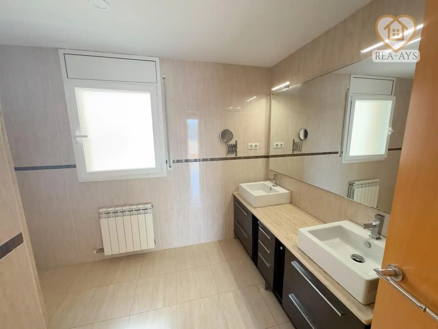 Baño de Casa o chalet en venta en Vallirana con Aire acondicionado, Calefacción y Jardín privado
