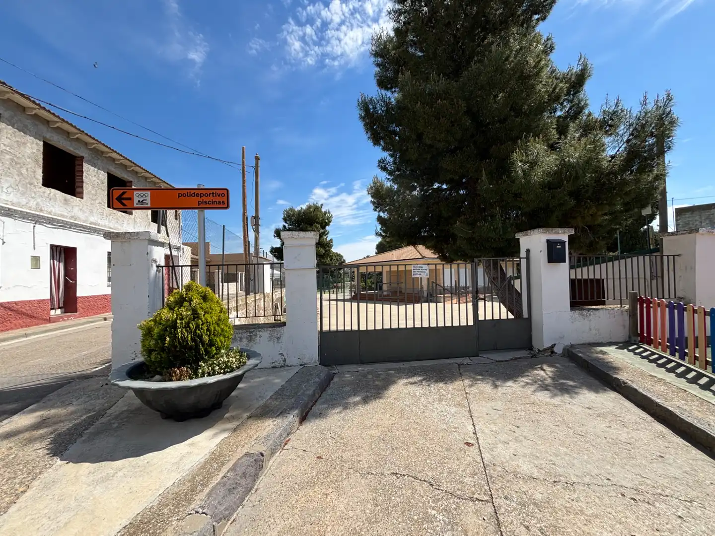 Vista exterior de Casa o xalet en venda en Monegrillo amb Jardí privat, Terrassa i Moblat