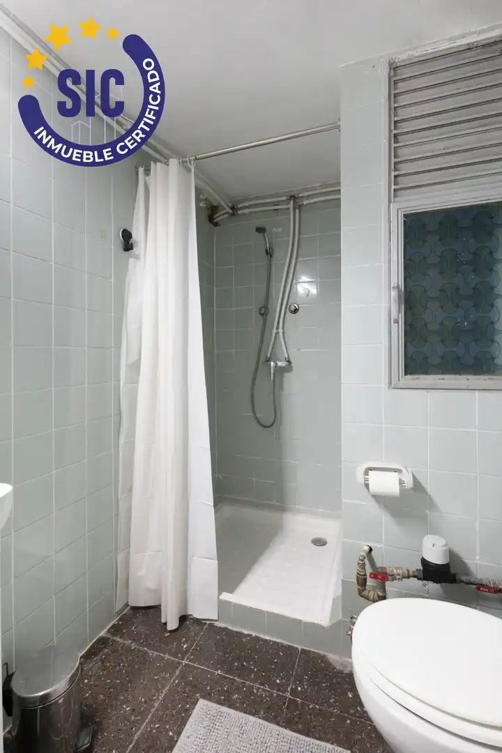 Bathroom of Flat for sale in Valencia  with Air Conditioner and Terrace