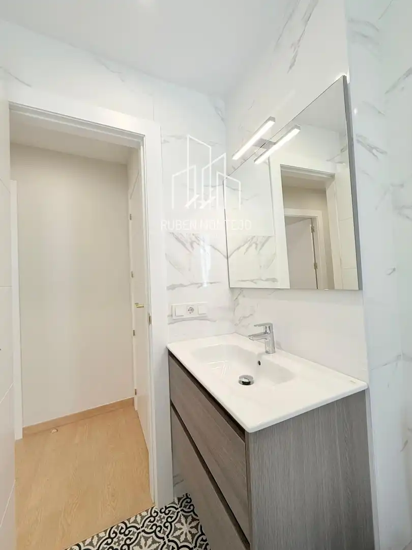 Bathroom of Flat for rent in Salamanca  with Heating, Storage room and Furnished