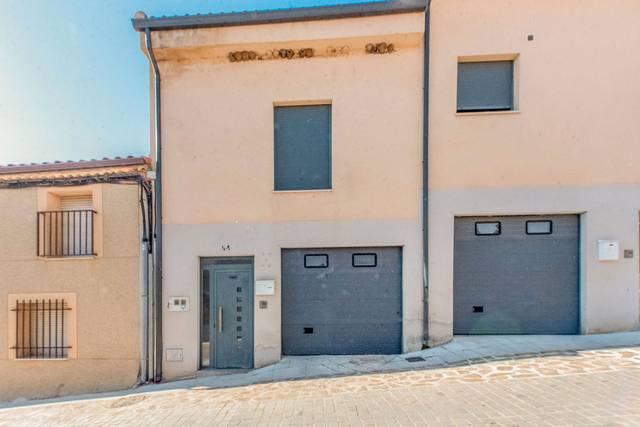 Casa adosada en Venta en C/ Iglesia  en La Hiniesta