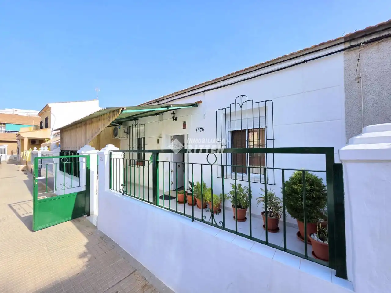 House with garden for sale in Calle Acacías 26