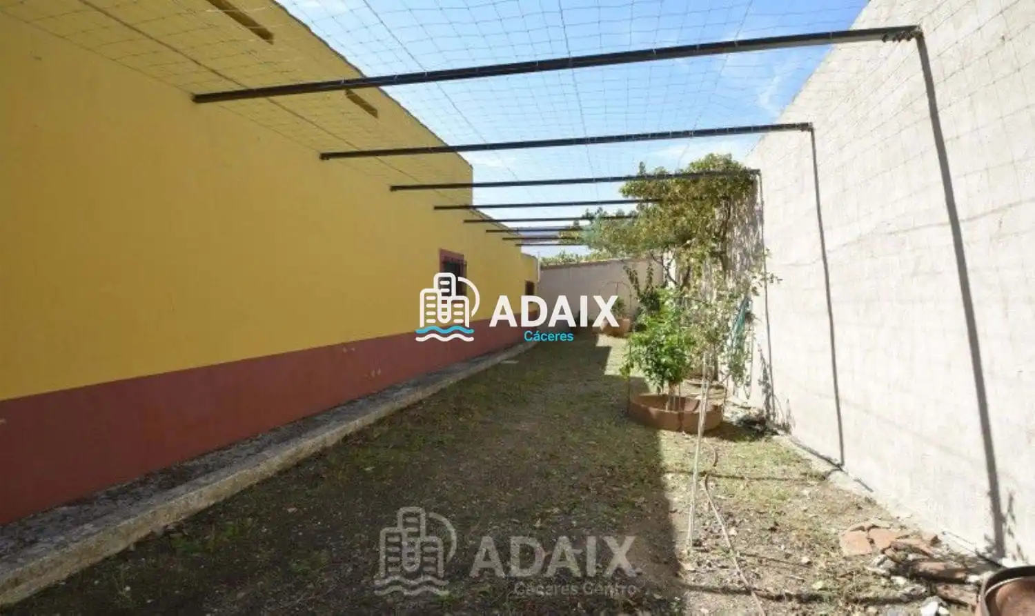 Jardí de Casa o xalet en venda en Cáceres amb Aire condicionat, Terrassa i Traster