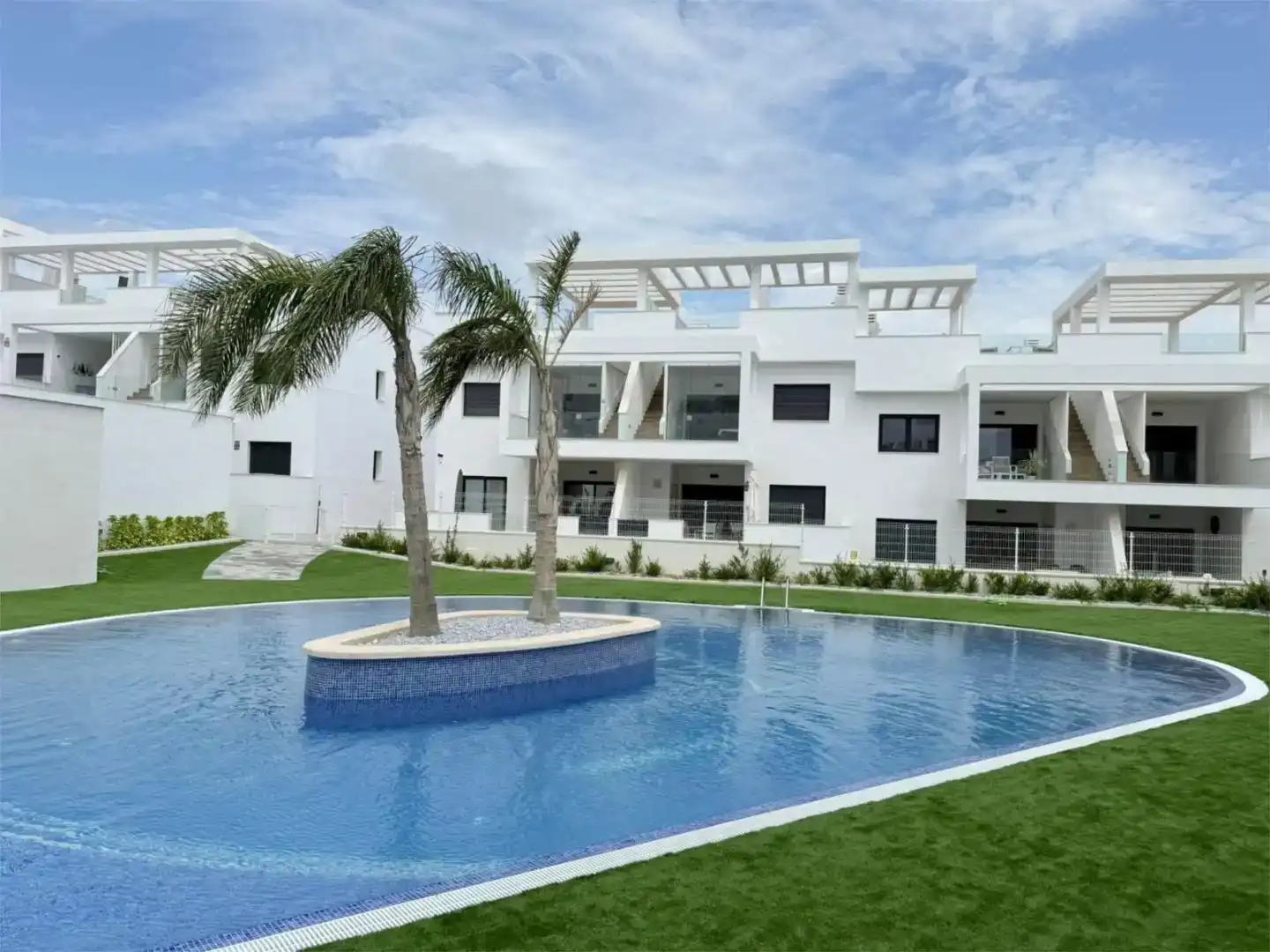 Schwimmbecken von Wohnung zur Miete in Torrevieja mit Klimaanlage und Schwimmbad