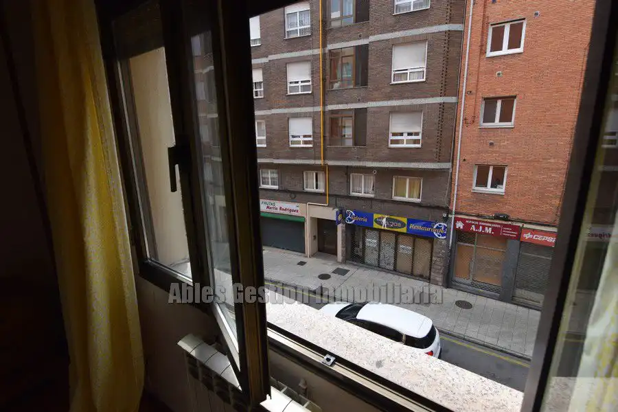 Vista exterior de Pis de lloguer en Oviedo  amb Calefacció, Traster i Moblat