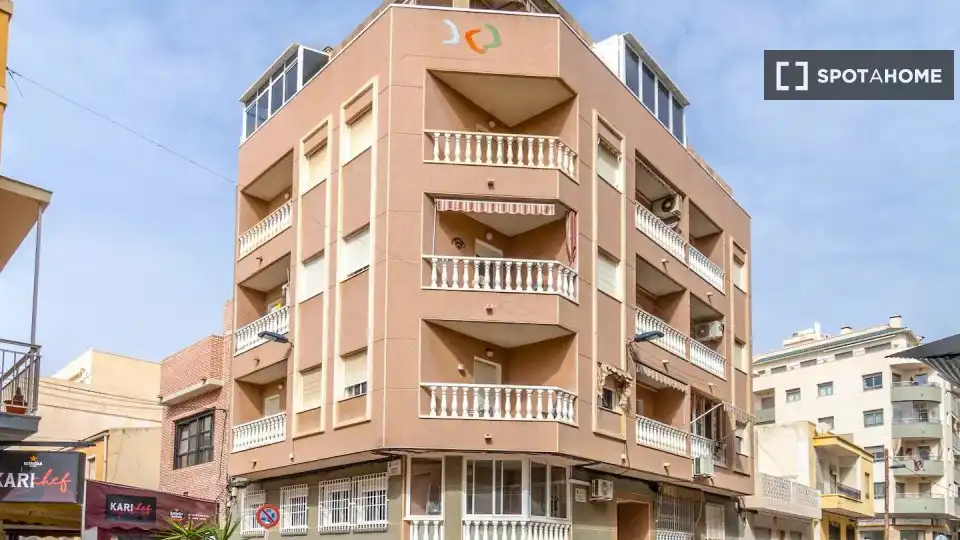 Vista exterior de Apartamento para compartir en Torrevieja con Aire acondicionado, Calefacción y Terraza