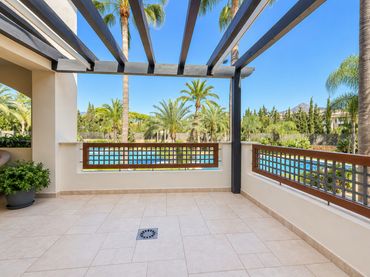 Apartment with pool for sale in Nueva Andalucía