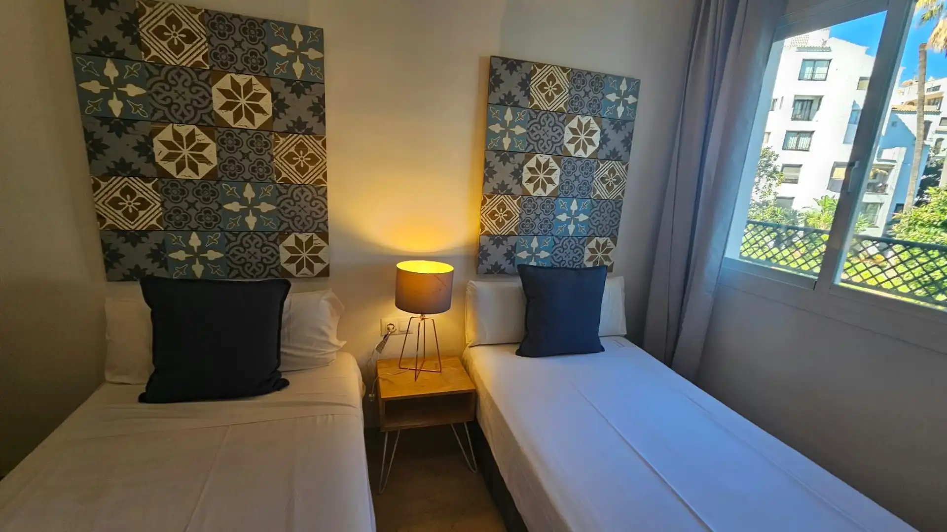 Schlafzimmer von Wohnungen zur Miete in Marbella mit Klimaanlage, Terrasse und Möbliert