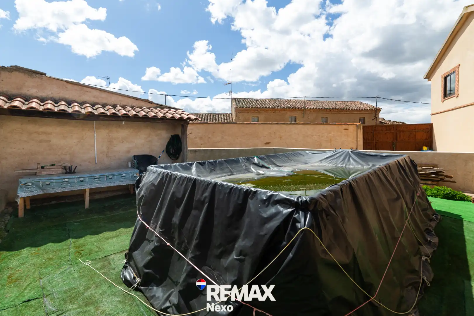 Piscina de Casa adosada en venda en San Agustín del Pozo amb Jardí privat, Traster i Moblat