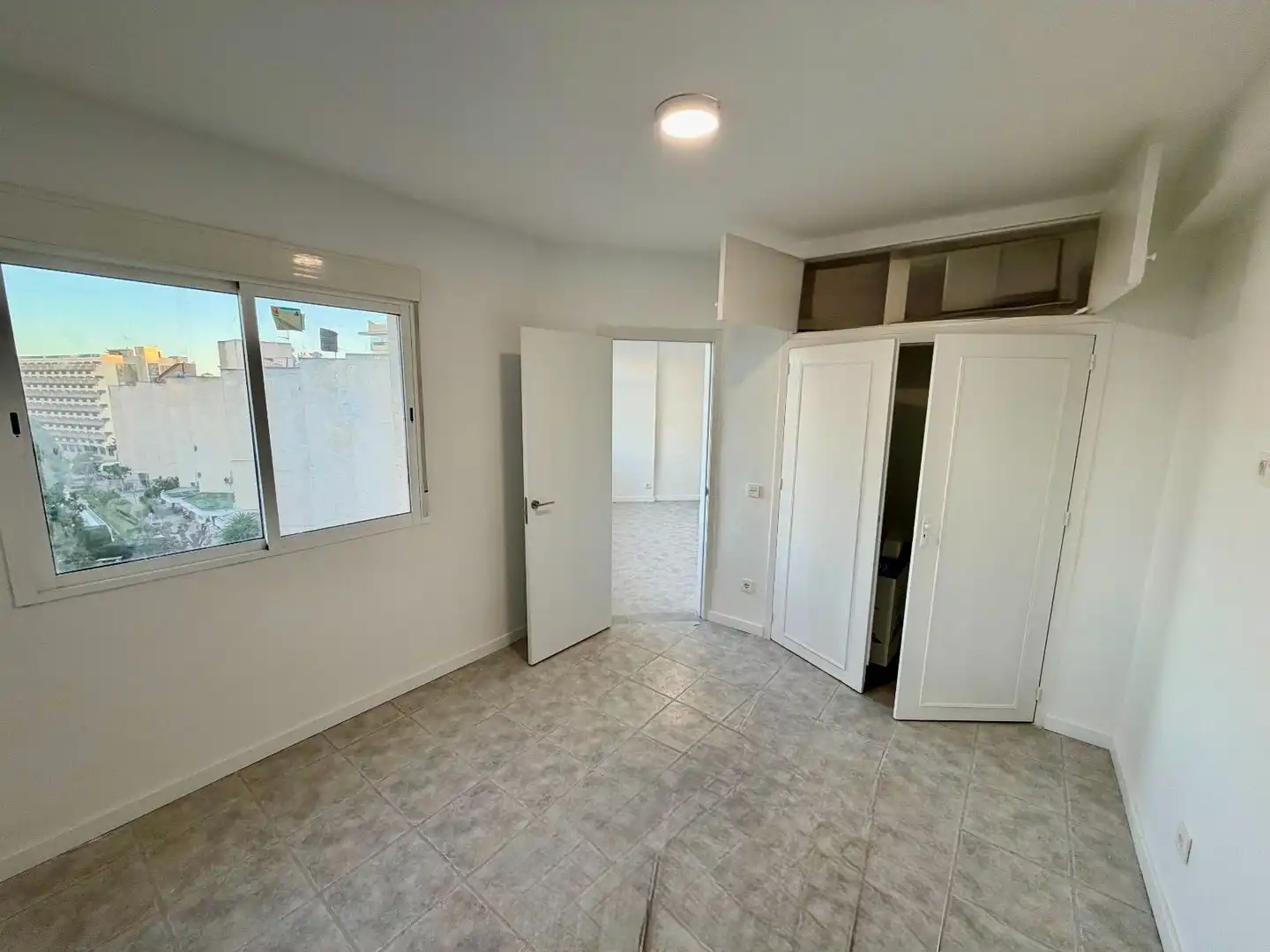 Bedroom of Flat for sale in Fuengirola  with Air Conditioner, Heating and Community pool
