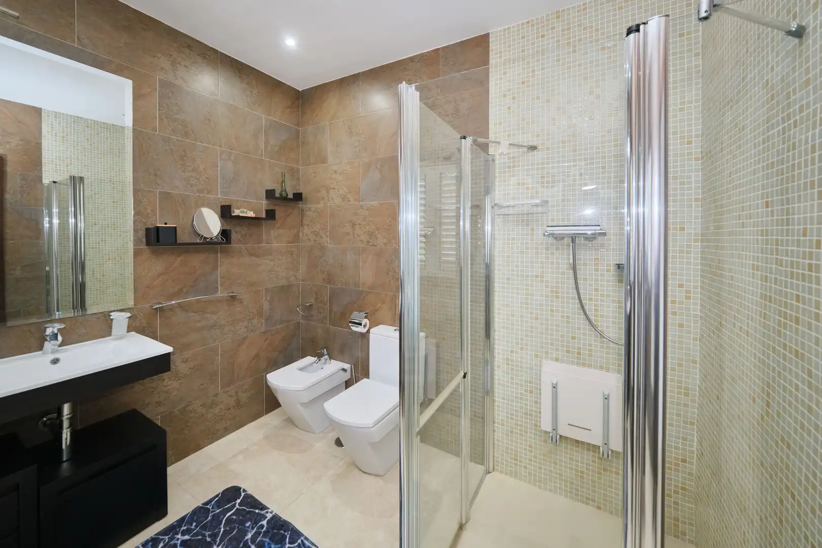 Bathroom of Houses for sale in Almuñécar  with Air Conditioner, Terrace and Swimming Pool
