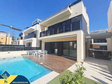 Chalet con piscina en venta en Orihuela Costa