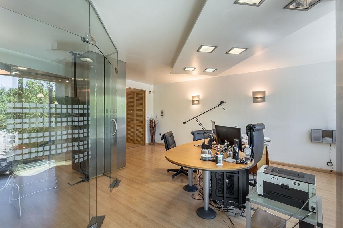 Premises for sale in  Granada Capital