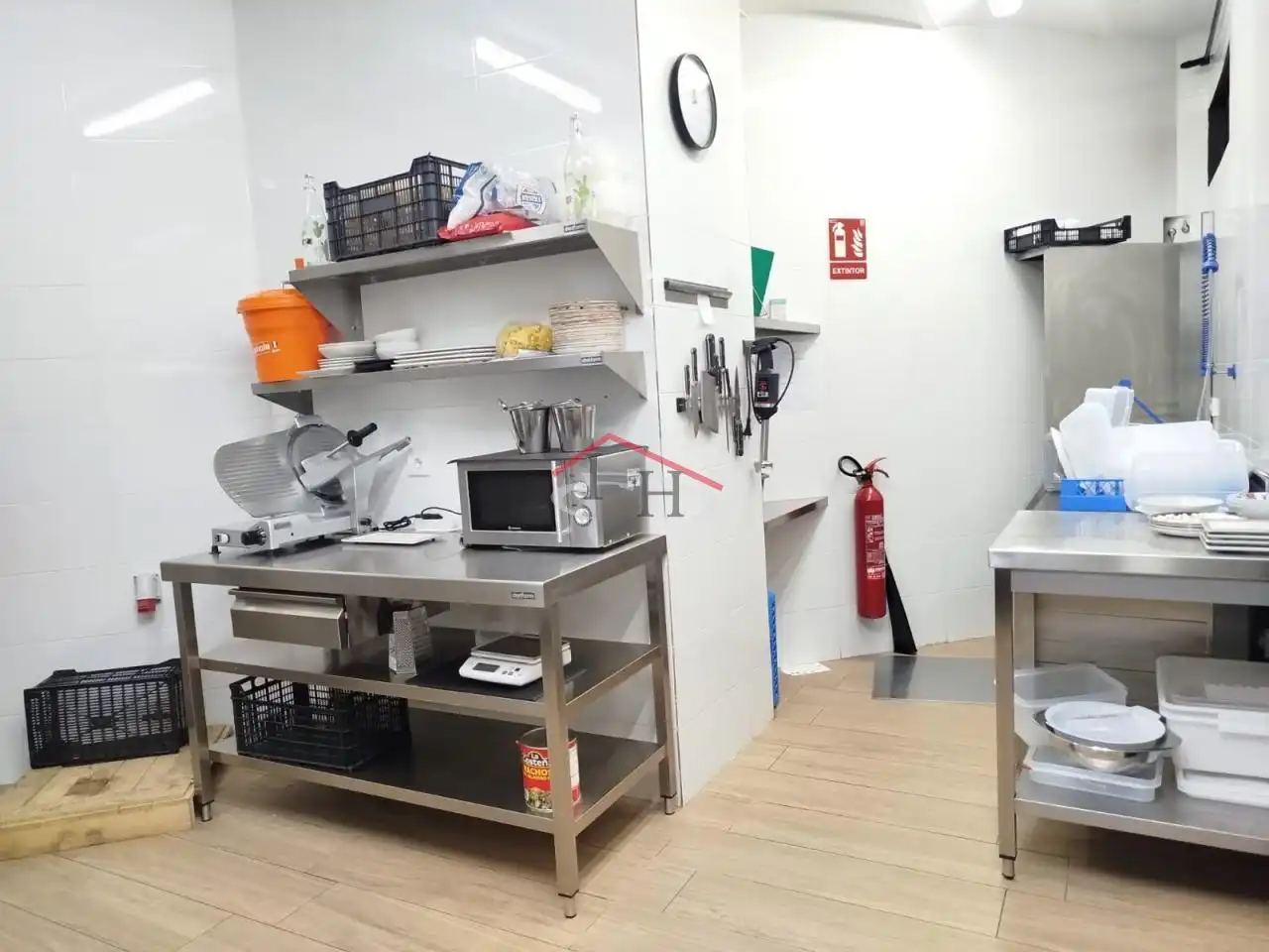 Cuina de Local de lloguer en León Capital  amb Moblat