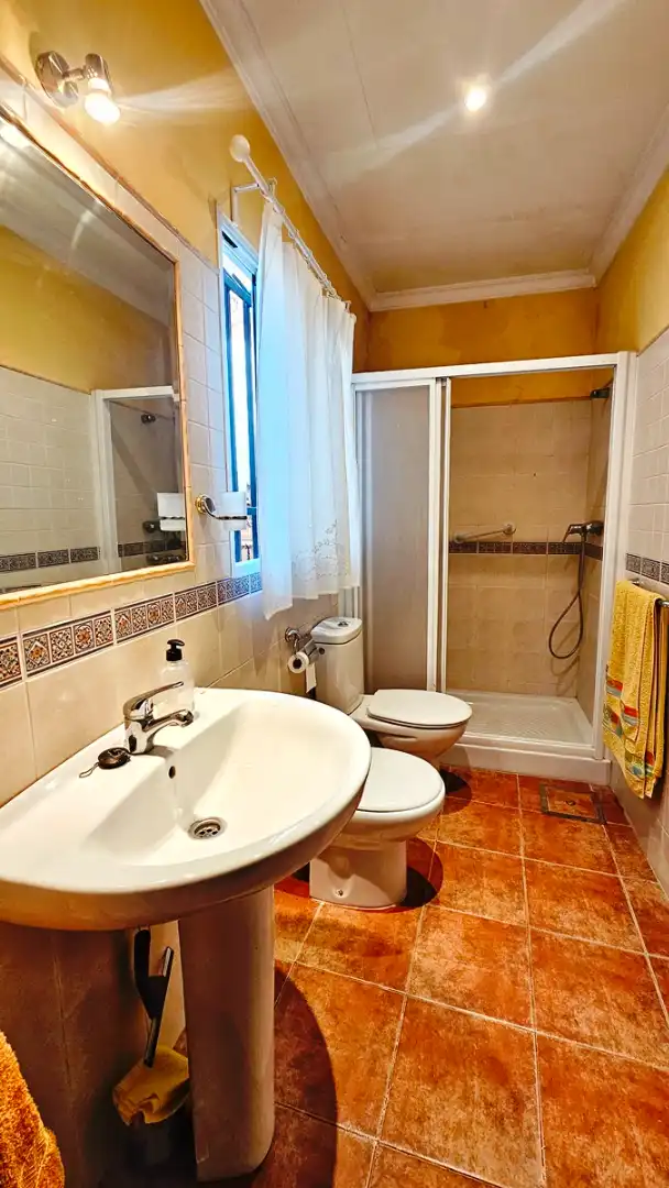 Badezimmer von Haus oder Chalet zum Verkauf in Cortegana mit Privatgarten und Abstellraum