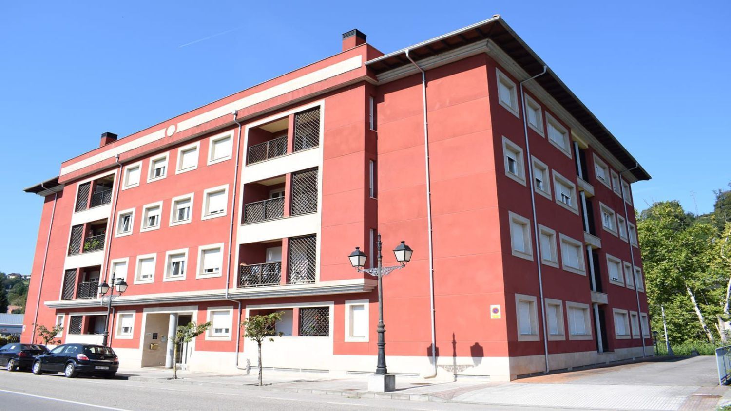 Vista exterior de Pis en venda en Piloña amb Calefacció, Terrassa i Traster