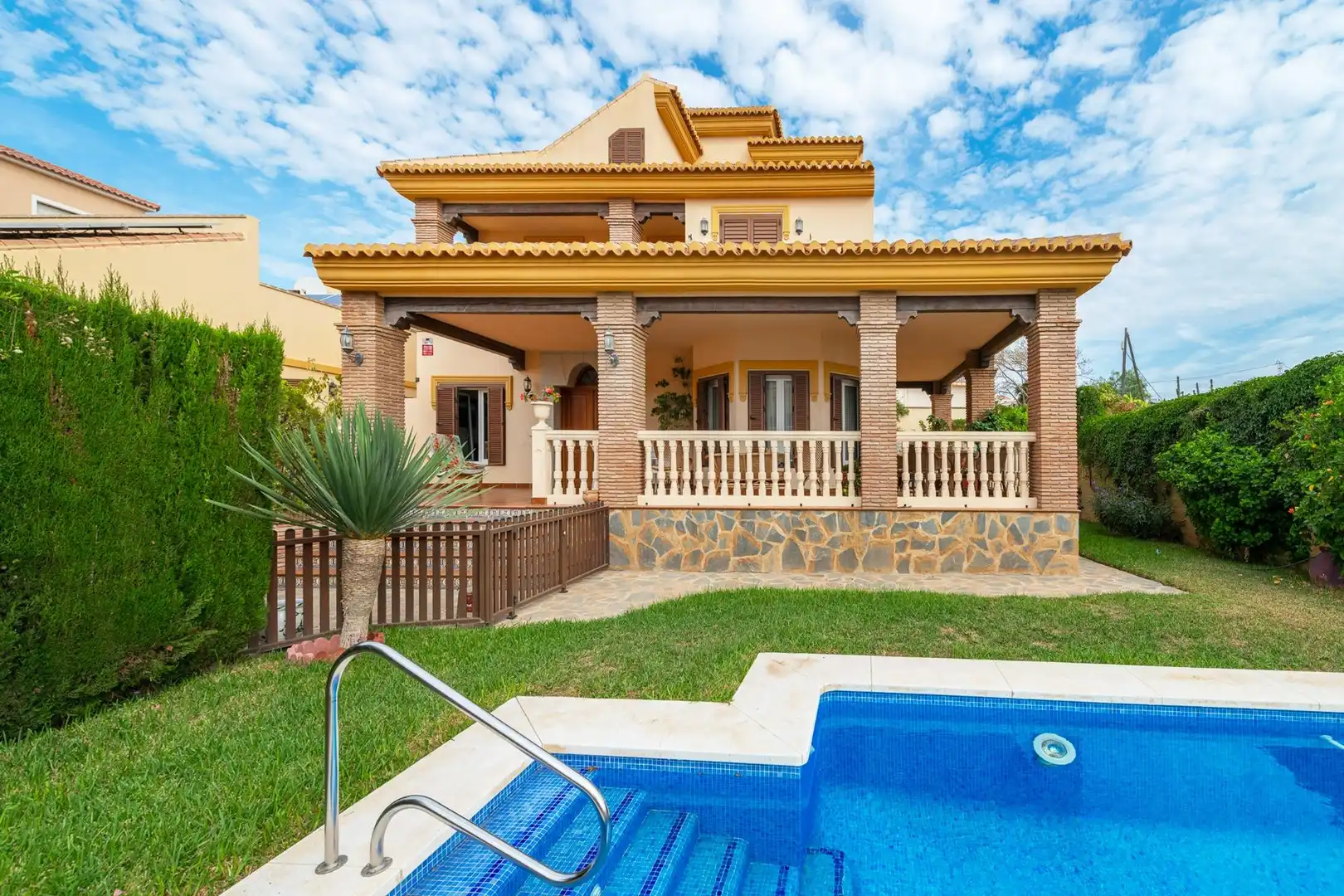 Vista exterior de Casa o xalet en venda en Rincón de la Victoria amb Aire condicionat, Jardí privat i Terrassa