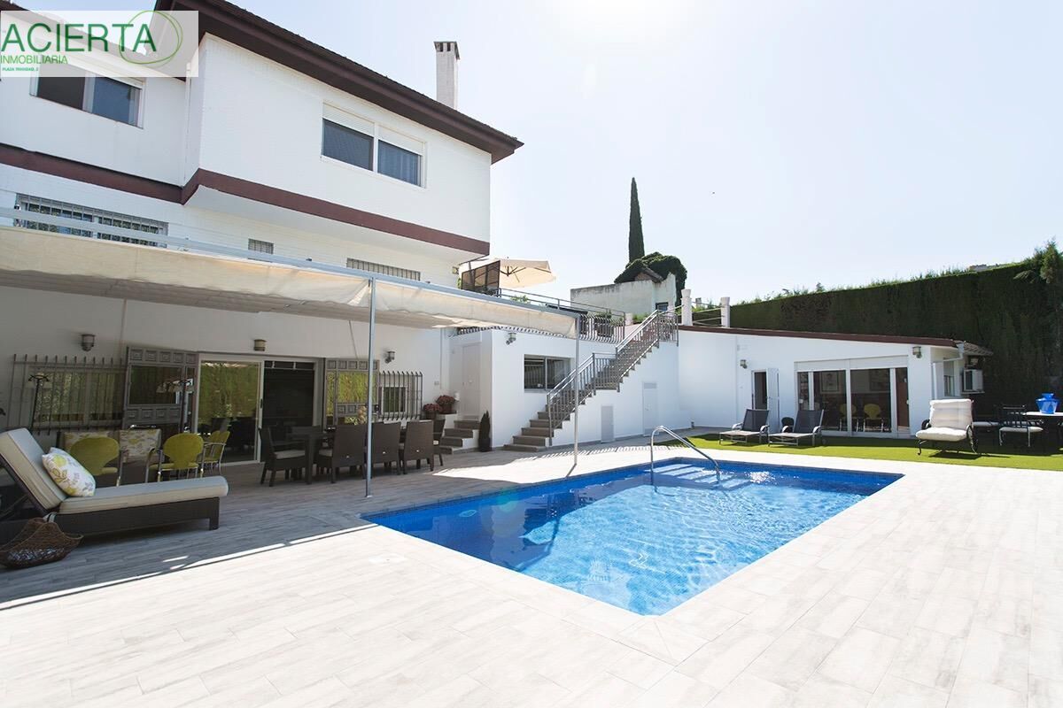 Piscina de Casa o xalet en venda en  Granada Capital amb Aire condicionat, Calefacció i Jardí privat