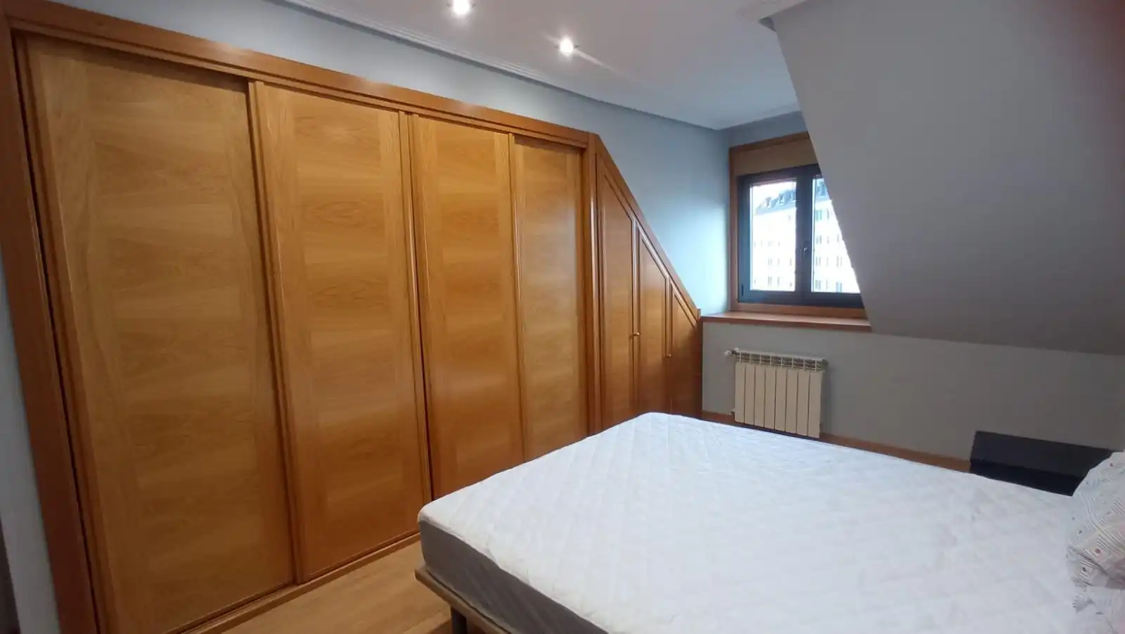 Habitación de Ático de alquiler en Oviedo  con Calefacción, Terraza y Trastero