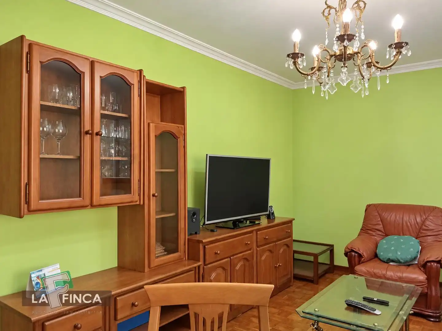 Sala d'estar de Pis en venda en Gijón  amb Calefacció, Parquet i Moblat